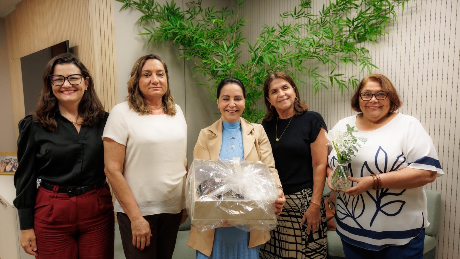 Prefeita Emília recebe visita de cortesia de procuradoras do município após retorno às atividades