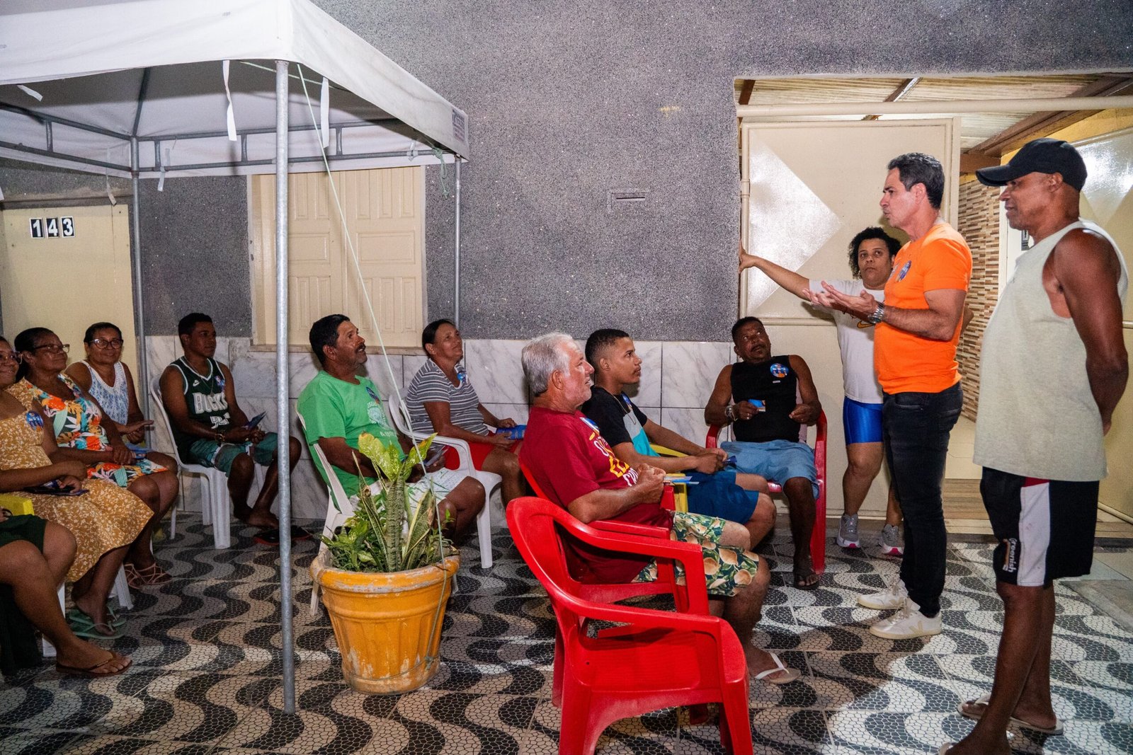 Robson Viana reúne mobilização e escuta da população em agenda na Farolândia