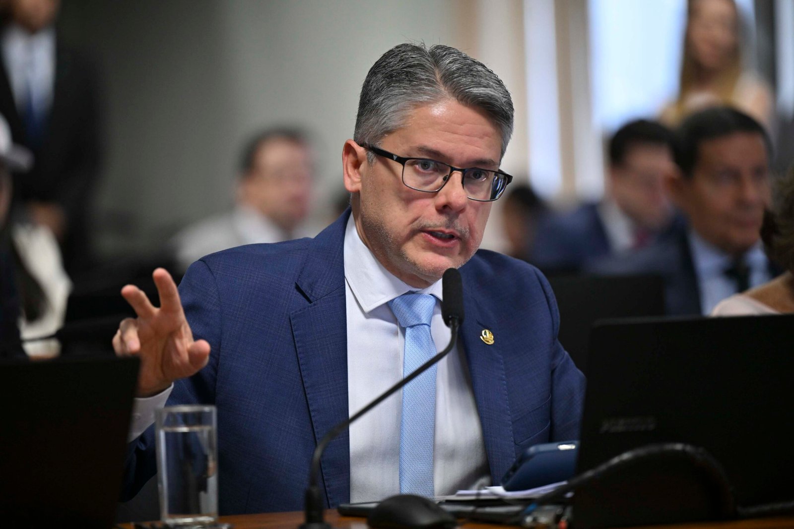 ALESSANDRO ALERTA PARA DESGASTE DO STF: “DE ILEGALIDADE EM ILEGALIDADE VÃO DESTRUINDO O QUE RESTA DE CREDIBILIDADE”