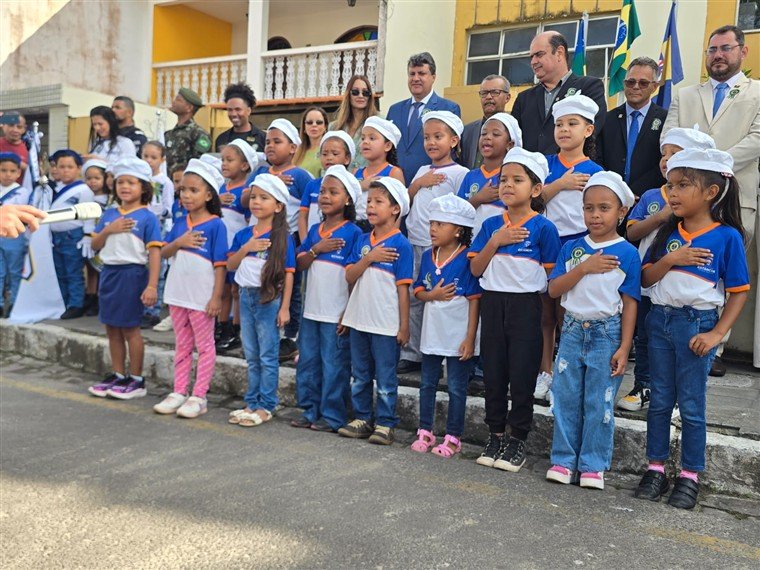 Estância abre Semana da Pátria com ato cívico em frente ao Paço Municipal