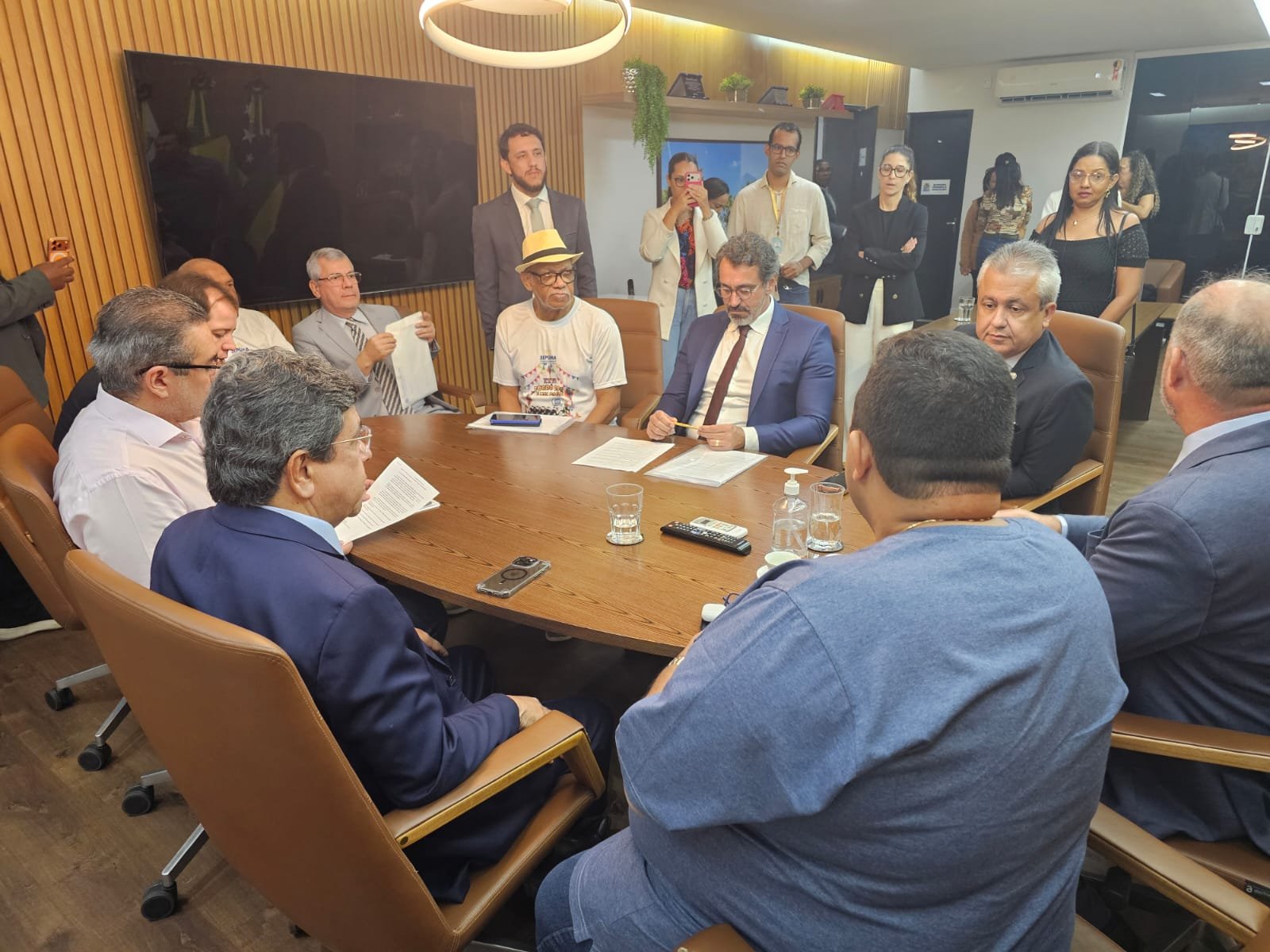 CAMILO DANIEL PARTICIPA DE REUNIÃO SOBRE IMPASSE ENTRE PMA E IPESAÚDE E COBRA GARANTIA DE ATENDIMENTO