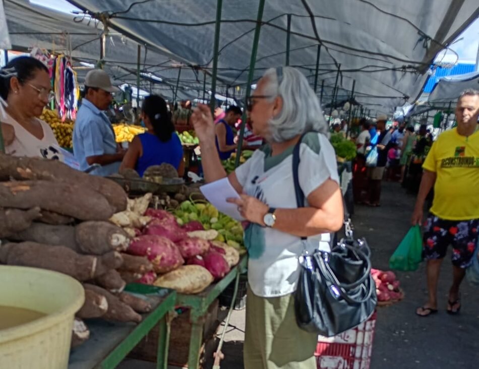 Edileuza Sá Melo vai às ruas, ouve o povo e apresenta propostas na feira do Orlando Dantas