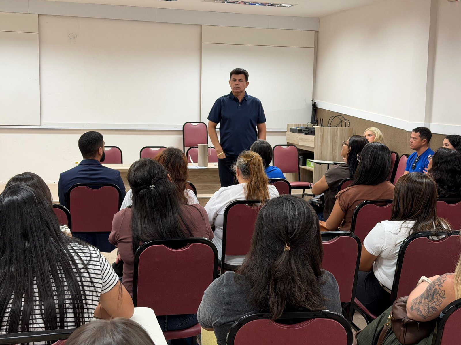 VALMIR DE FRANCISQUINHO SE REÚNE COM APROVADOS DO CONCURSO DA FHS E PROMETE DIÁLOGO PERMANENTE