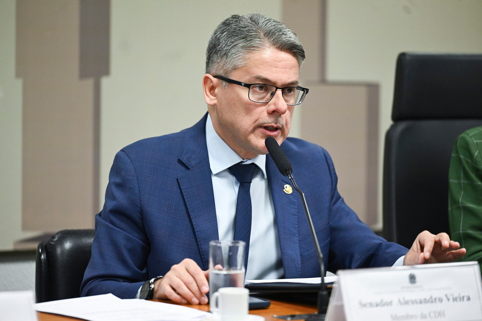 ALESSANDRO ACOMPANHA JULGAMENTO SOBRE MORAES NO SENADO E COBRA INVESTIGAÇÃO SOBRE RELAÇÃO COM VORCARO