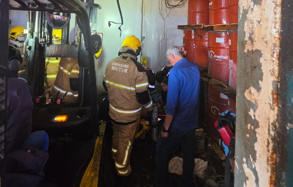 BOMBEIROS AUXILIAM SAMU NO SOCORRO A ELETRICISTA QUE SOFREU QUEDA DE FORRO EM FÁBRICA NA CIDADE DE ESTÂNCIA