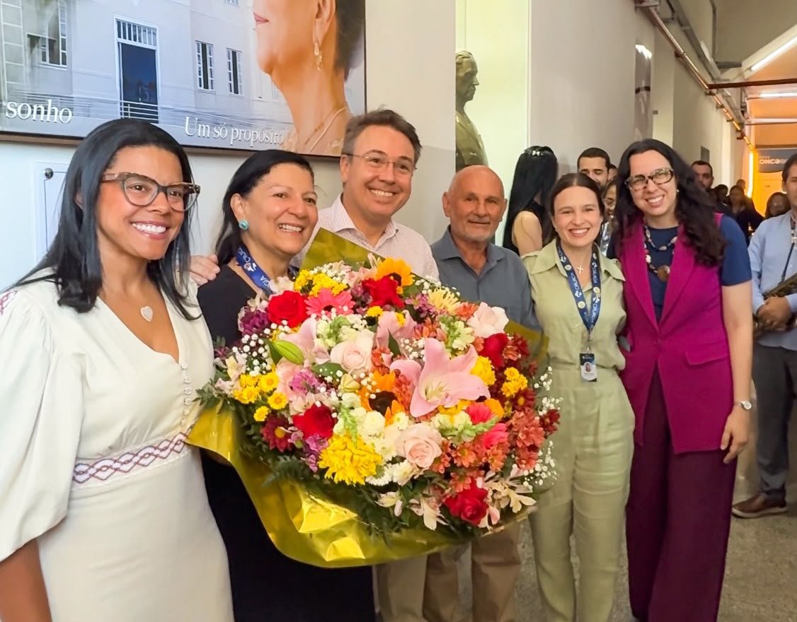 HOSPITAL DE CIRURGIA HOMENAGEIA ENFERMEIRA MÁRCIA GUIMARÃES POR LIDERANÇA NA RECONSTRUÇÃO DA INSTITUIÇÃO