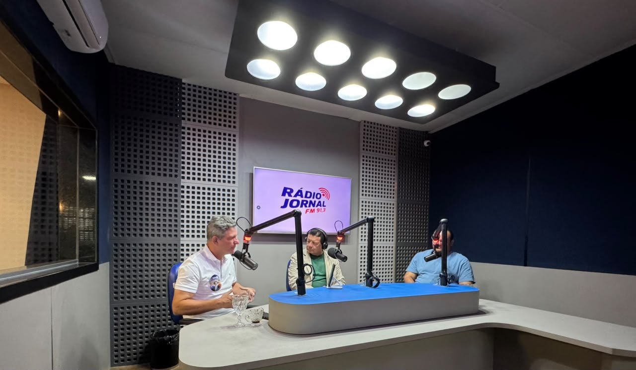 SENADOR ROGÉRIO CARVALHO APRESENTA PROPOSTAS E BALANÇO DO MANDATO EM SABATINA NA RÁDIO JORNAL