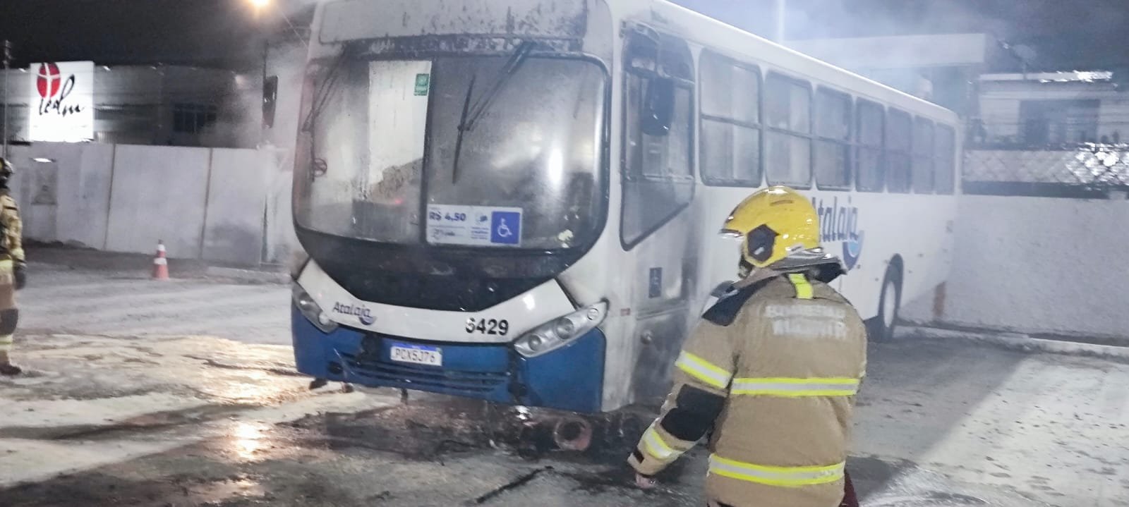 Bombeiros combatem incêndio em ônibus em garagem de empresa em Aracaju