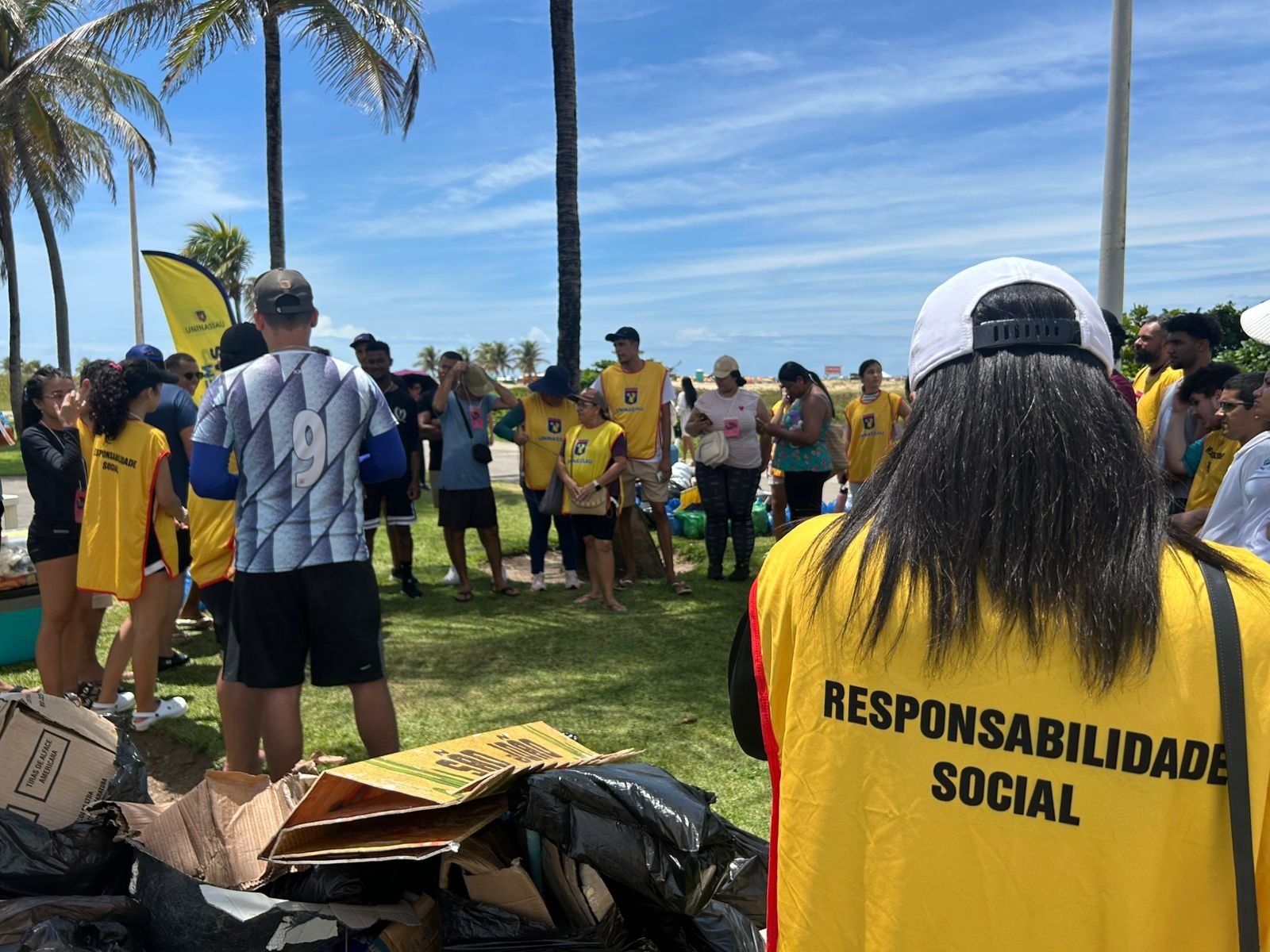 UNINASSAU realiza mutirão de limpeza em praia de Aracaju neste sábado